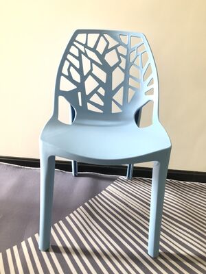 よい価格 座席の寸法 45 H 42 W 40 D cm を備えたスタップ可能な現代的なプラスチック椅子 イベント会場 バンケットホールと待機室に最適 オンライン